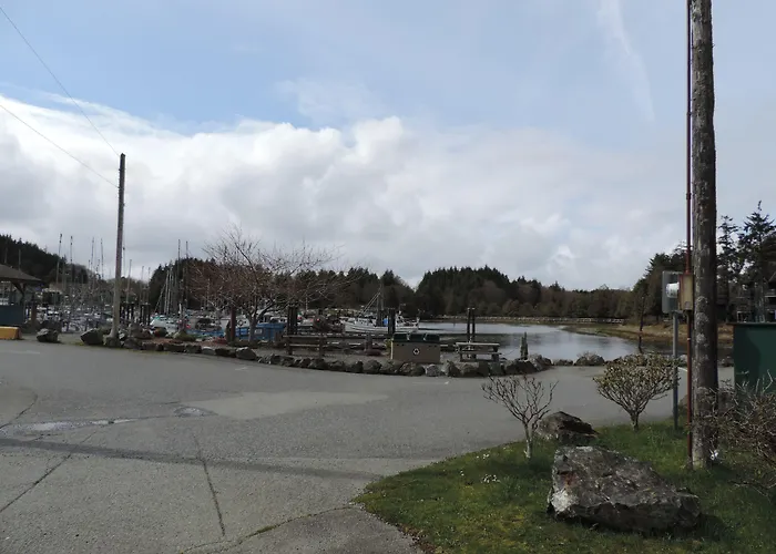 Motel: Bayshore Waterfront Inn